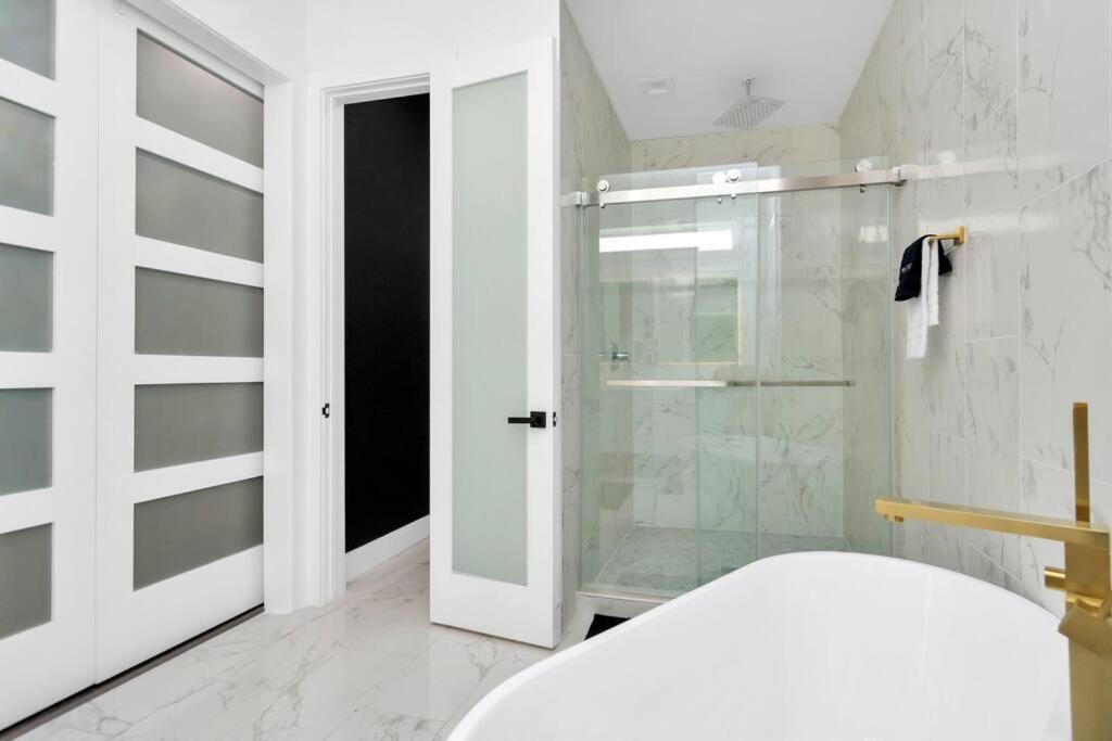 The Suite Spot! Downtown Skyline Views! Sleeps 12 Houston Extérieur photo