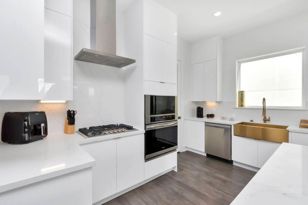 The Suite Spot! Downtown Skyline Views! Sleeps 12 Houston Extérieur photo