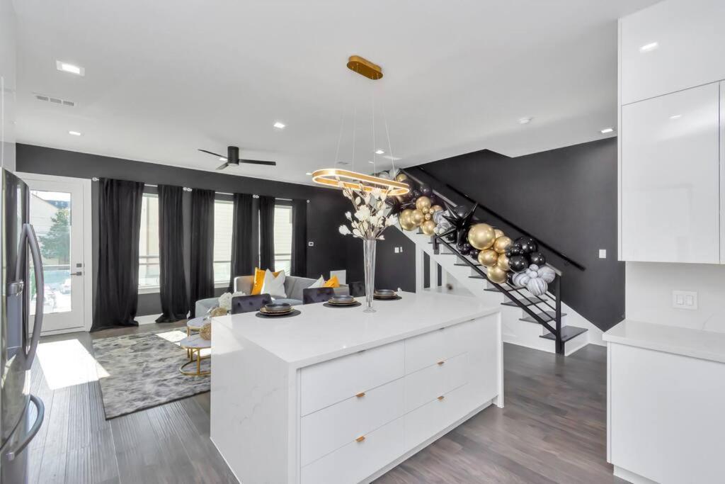 The Suite Spot! Downtown Skyline Views! Sleeps 12 Houston Extérieur photo