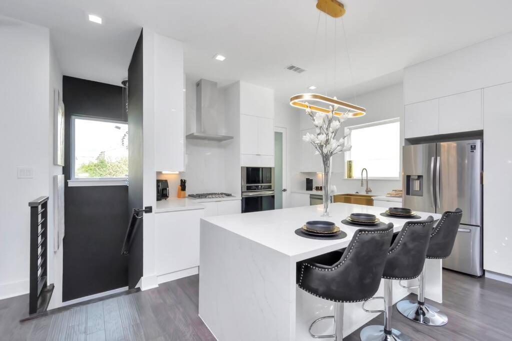 The Suite Spot! Downtown Skyline Views! Sleeps 12 Houston Extérieur photo