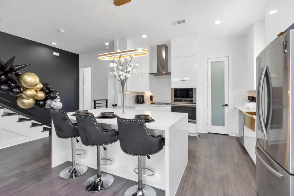 The Suite Spot! Downtown Skyline Views! Sleeps 12 Houston Extérieur photo
